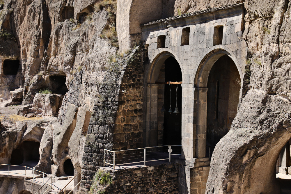 The physics of “impossible” architecture: Separating structural engineering from historical mysteries